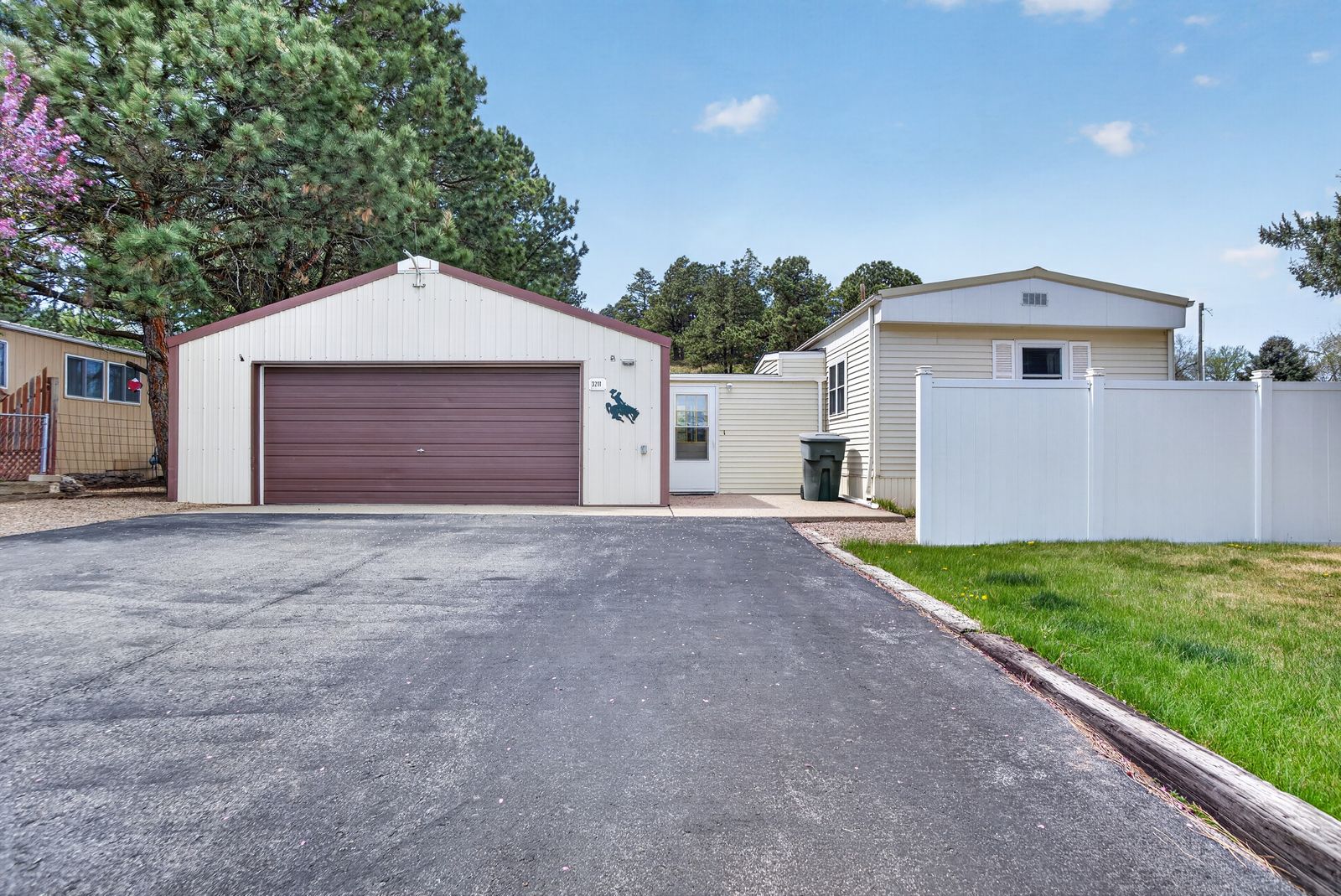 3211 VANOCKER DR, Sturgis, SD, 57785, garage