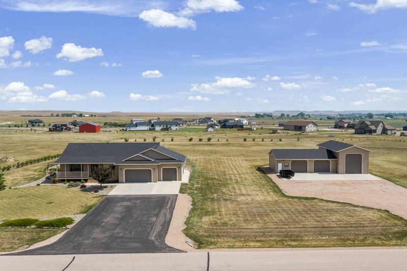 3 bedroom, 2.5 bathroom home at 1554 Double Tree Dr in Piedmont, SD, 3,216 square feet, 3.16 acres